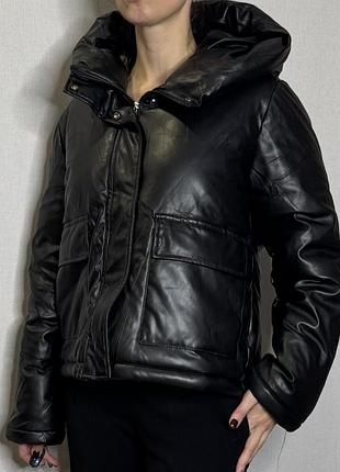 Пуховик шкіряний розмір s-m іделаьний стан з капюшоном теплий