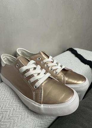 Класні кеди , нові