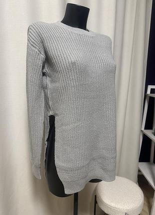 Светр з боковими розрізами