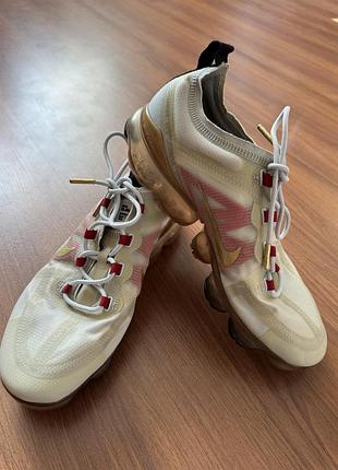 Кросівки жіночі