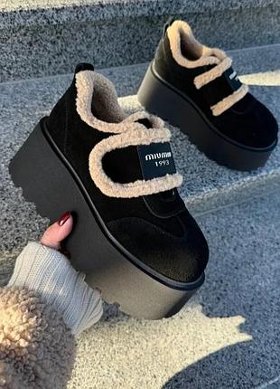 Високі кросівки