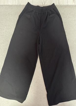 Широкі жіночі штани чорного кольору