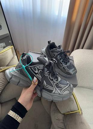 Кросівки в кольорах