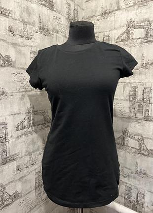 Чорна базова футболка по фігурі