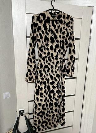 Закрытое длинное платье на запах леопардовый принт