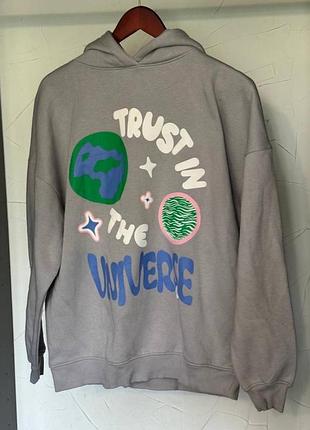 Світло-сіра толстовка оверсайз з принтом слів та малюнком