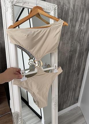 Стильний роздільний купальник бежевий купальник на одне плече жіночий купальник з золотими деталями