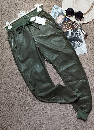 Красивые брюки джоггеры под кожу/ кожаные штаны