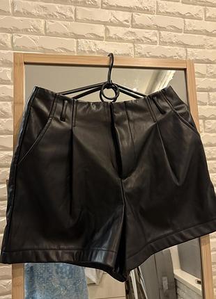 Шорти шкіряні розмір с , одягнені декілька разів