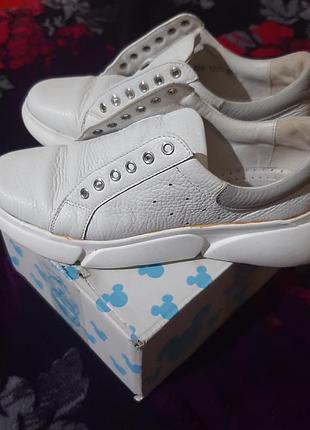 Женские кроссовки р.36