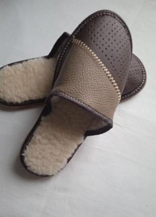 Кожаные мужские тапочки на овчине