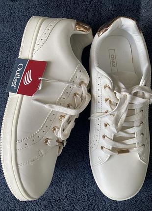 Кросівки жіночі