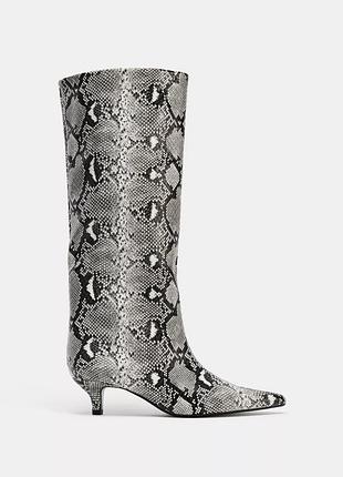 Сапоги на каблуках с животным принтом
