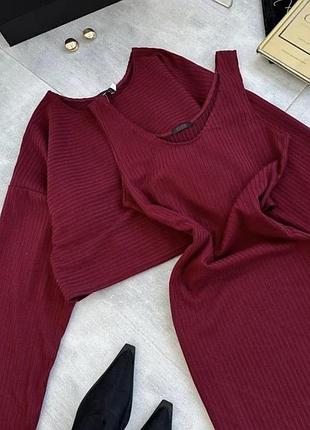 Костюм двійка ( сукня +кофтинка) . розмір 1(42-44)2(44-46). колір бордовий. тканина приємна до тіла.