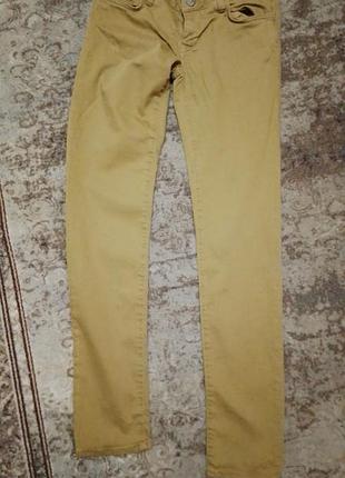 Стильные узкие брюки (сушки) горчичного цвета.