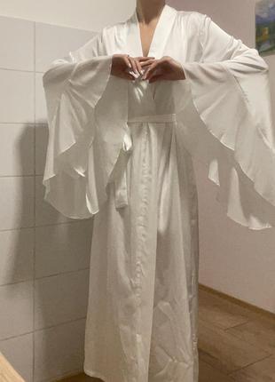 Білий атласний халат з пенюаром