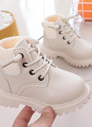 Гарні молочні білі черевики на дівчинку