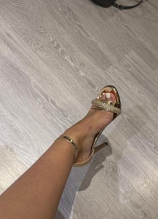Витончені босоніжки в золотому кольорі