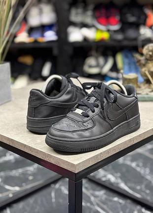 Чорні кросівки nike air force 1