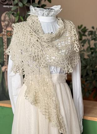 Палантін вʼязаний тренд цього року