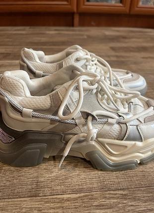 Кросівки жіночі