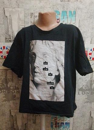 Черная футболка бренда cropp