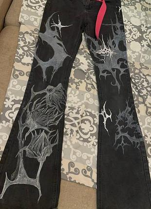 Ексклюзивні чорні джинси з розписом tribal ручної роботи: стрейчеві, штанина розширена знизу