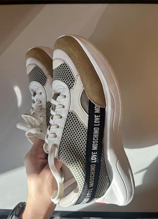 Кросівки жіночі