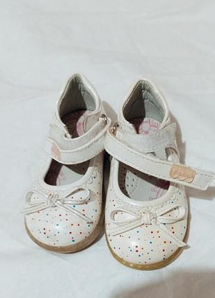 Туфельки для маленької дівчинки