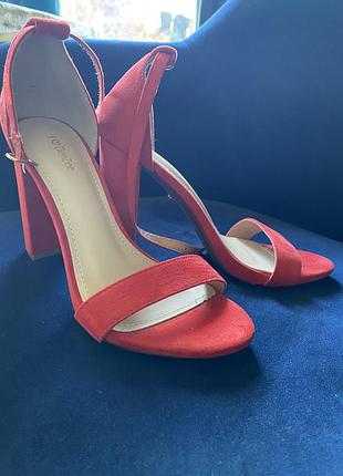 Червоні майже нові жіночі босоніжки без дефектів, 38 розмір