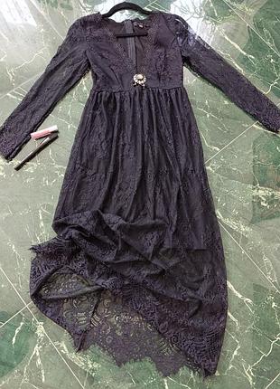 Святкова мереживна сукня в ідеальному стані