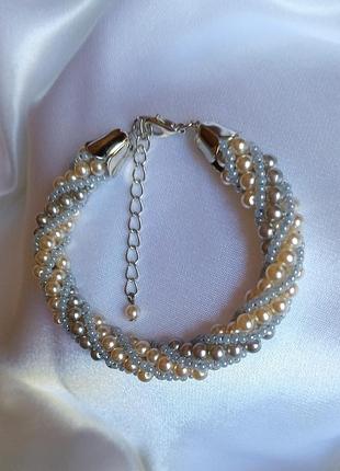 Браслет из чешских бусин, имитирующих жемчуг, и бисера молочно белого и серого цвета.