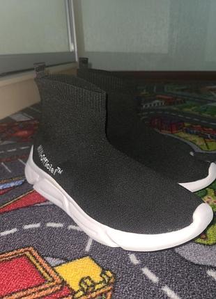 Легенькі та зручні чоловічі кросівки носки