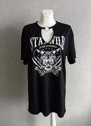 Черная удлиненная футболка с чокером в стиле рок