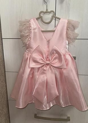 Гарна рожева сукня на дівчинку
