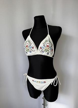 Resort купальник белый с вышивкой в народном стиле раздельный на завязках с чашками цветочный орнамент