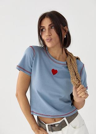 Футболка с контрастными швами и вышитым сердцем мод 8072
