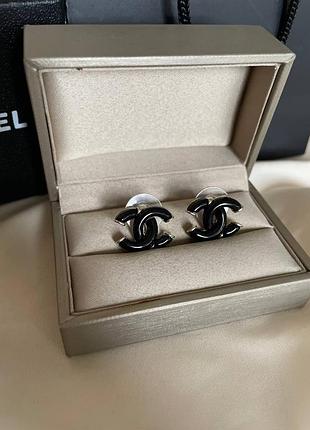 Маленькі брендові цвяшки чорного кольору