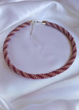 Жгут-колье из чешских стеклянных жемчужин и бисера, темно вишневого и серебристо серого цвета.