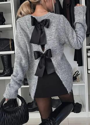 Свитер шерстяной с бантиками на спине