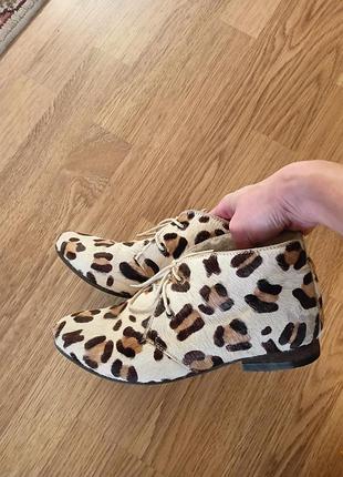 Кожаные ворсистые ботильоны с тигровым принтом