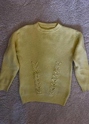 Свитер желтый декорирован косичками