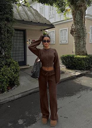 Теплый женский брючный прогулочный костюм