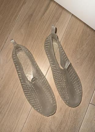 Взуття для плавання