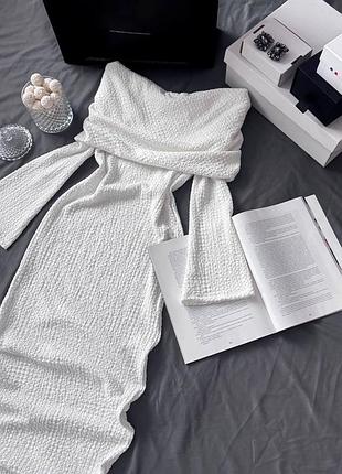 Женское длинное платье из нежного трикотажа букле, глубокое декольте на плечах