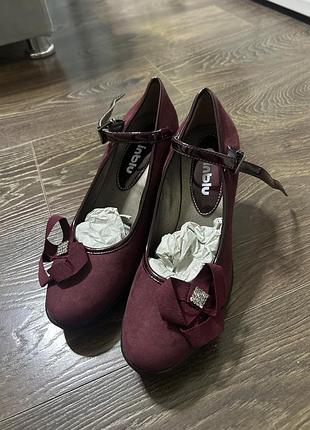 Замшеві туфлі , туфлі на підборах