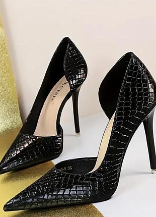 Елегантні чорні туфлі
