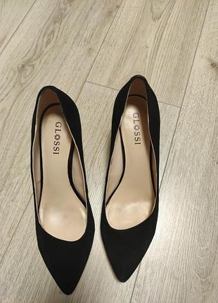 Чорні оксамитові натуральнмй замш туфлі-човники на середніх підборах.
бренд glossi.
 розмір 40