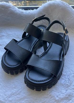 Босоніжки 40 р.( уст 25 см,платформа 3 см