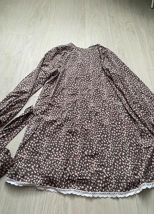 Вільна сукня у квітковому стилі з поясом